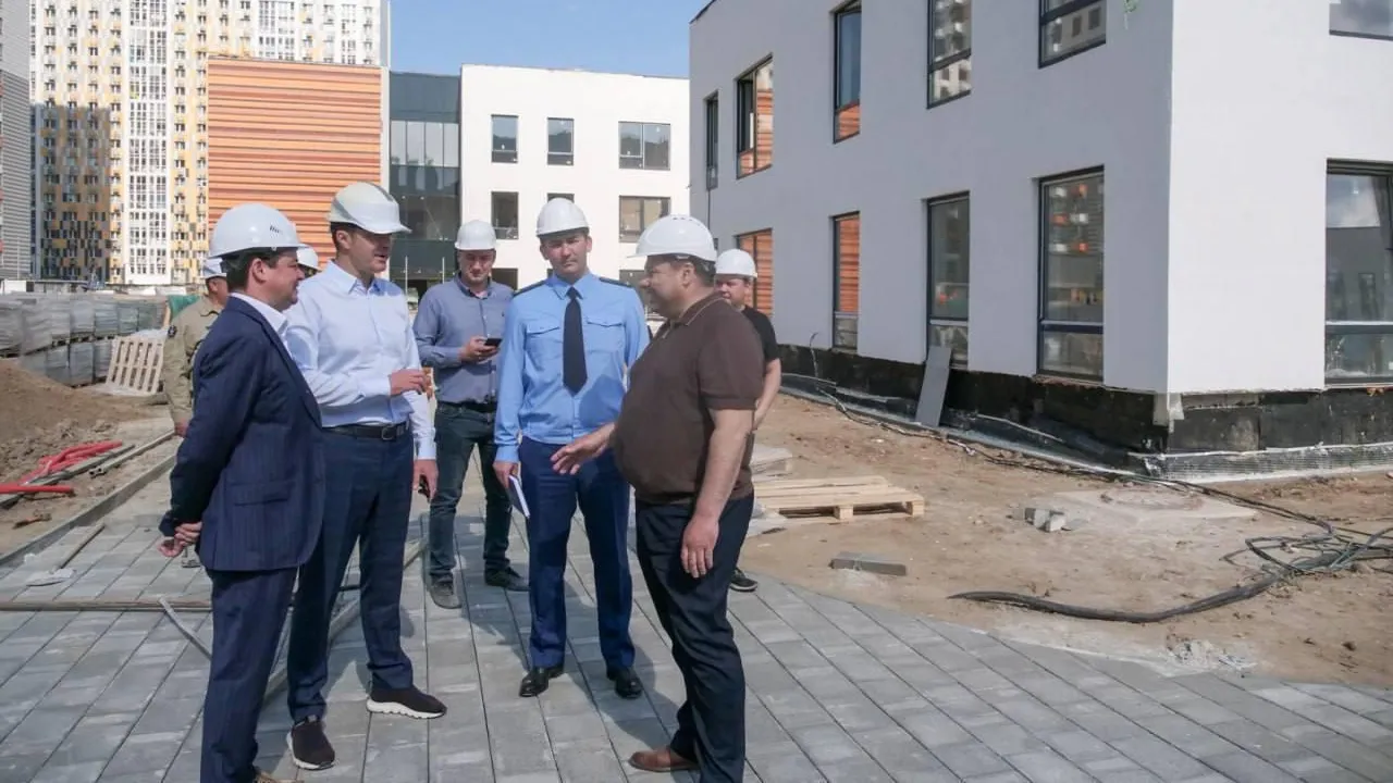 Глава Люберец Волков проверил строительство детсада на 350 мест в новом ЖК