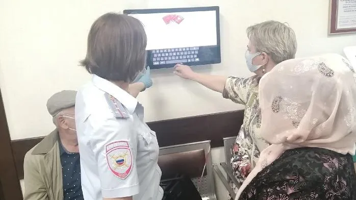 Полицейские Люберец вручили жителям памятки об использовании портала госуслуг