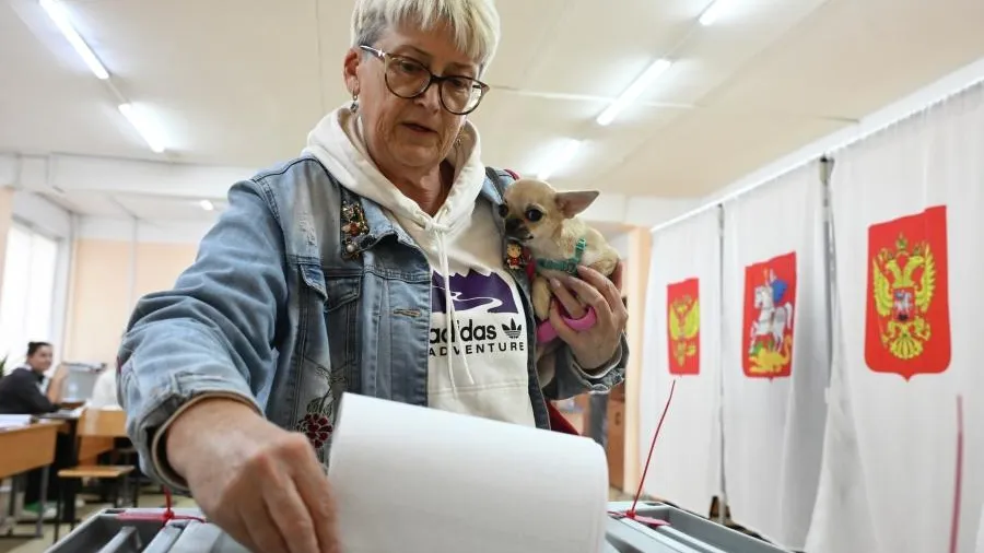 Хор «Родные напевы» исполнил песню на избирательном участке в Подольске