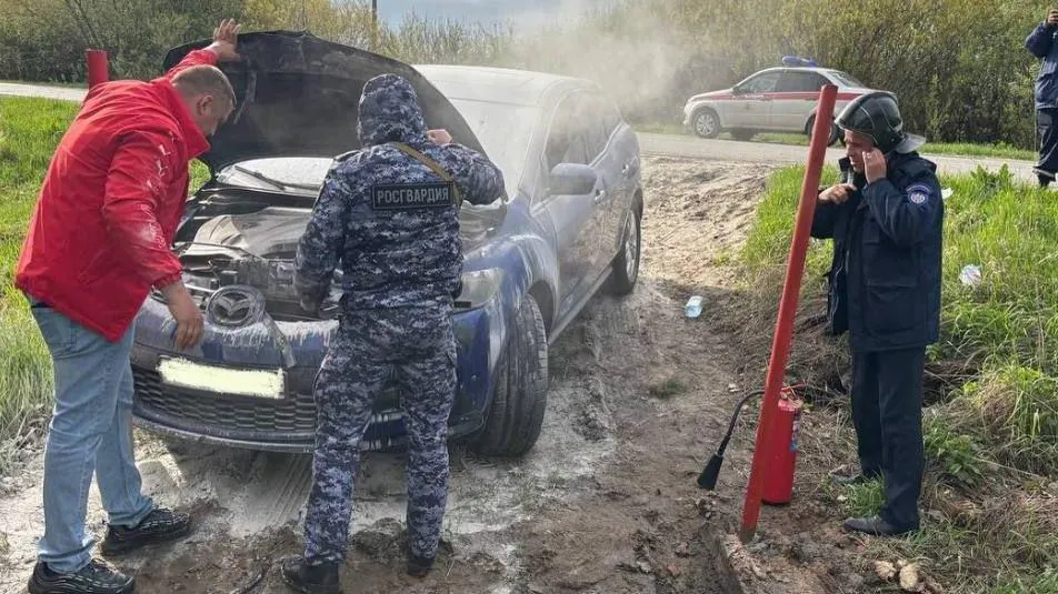 В Подмосковье росгвардейцы спасли водителя горящего автомобиля