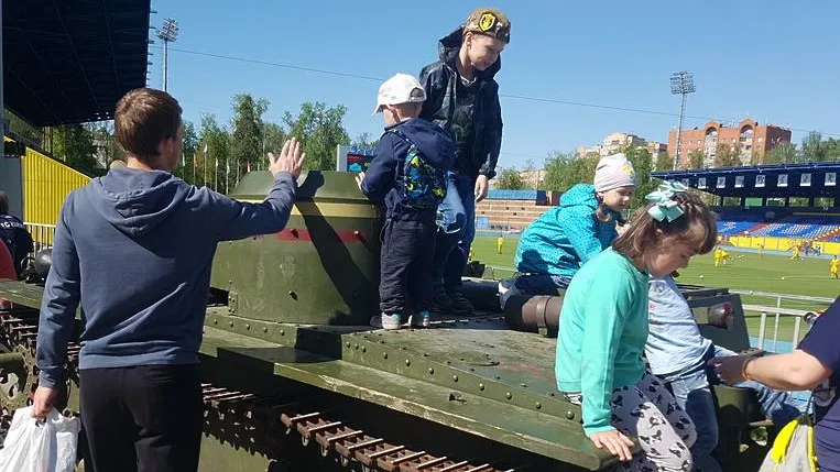 Танк‑амфибия Т‑38 представили на выставке военной техники на стадионе в Красногорске