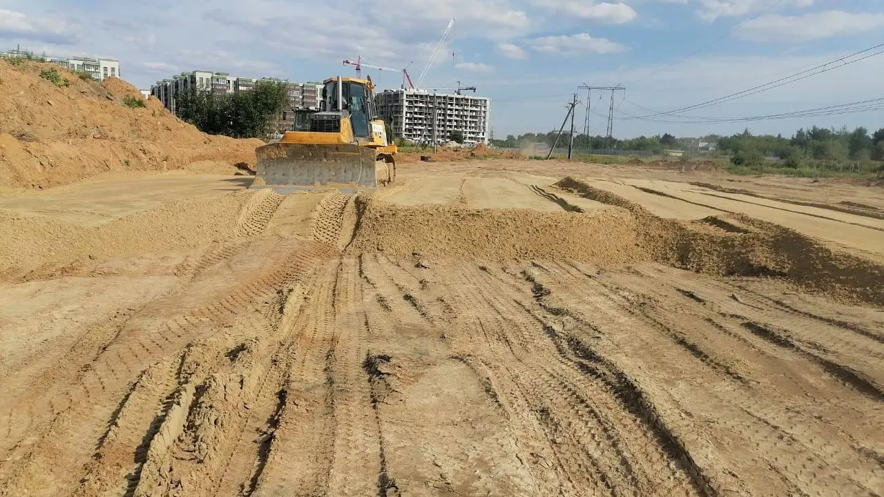Устройство насыпи земляного полотна проводят на дороге между Осташковским шоссе в Мытищах