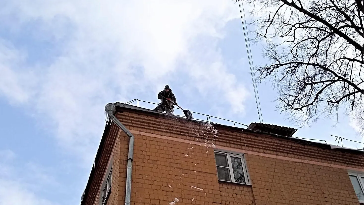 УК Рузского округа в срок выполнили работы по очистке 63 домов от сосулек и наледи