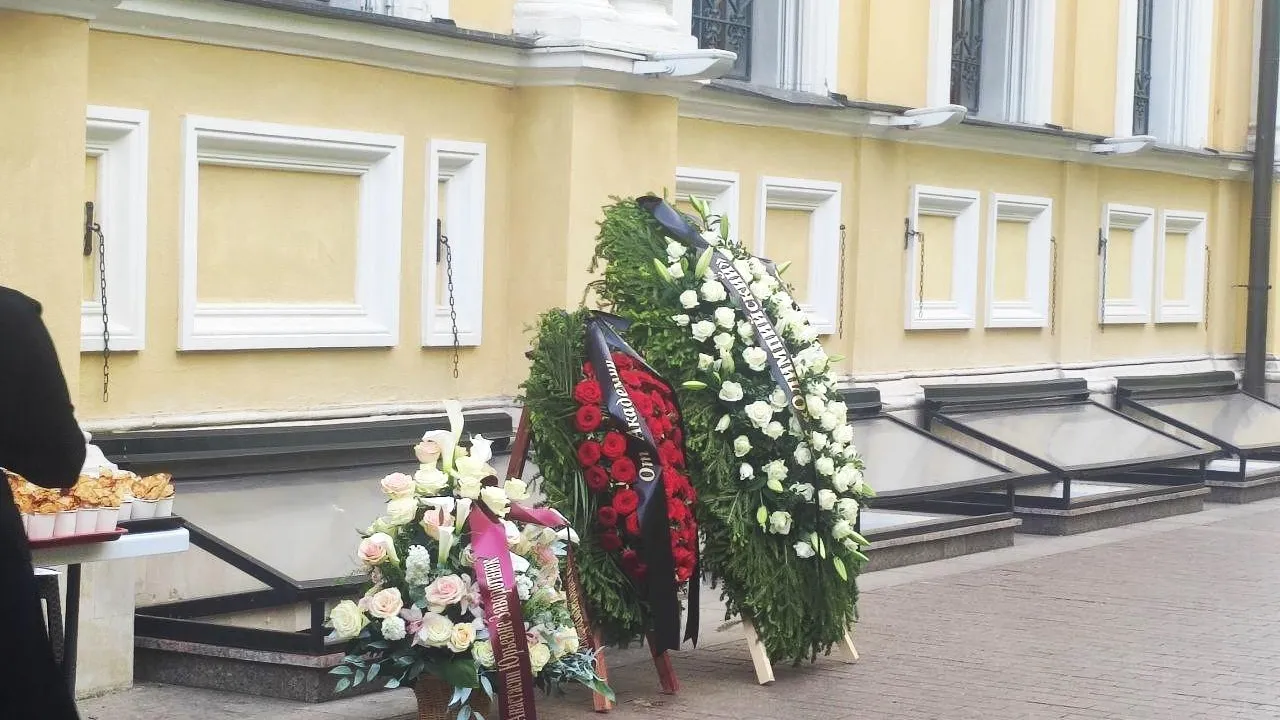 Многие знаменитости принесли траурные венки к месту прощания с Заворотнюк