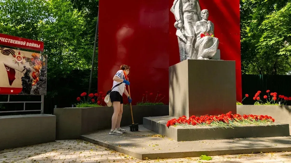 В Лобне 230 школьников устроились в трудовые бригады