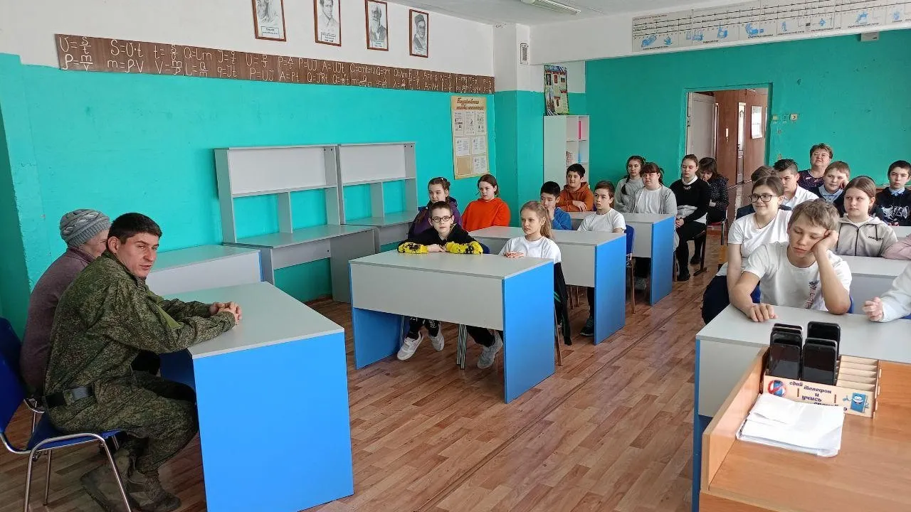 Школьники Серебряных Прудов пообщались о патриотизме с участником СВО