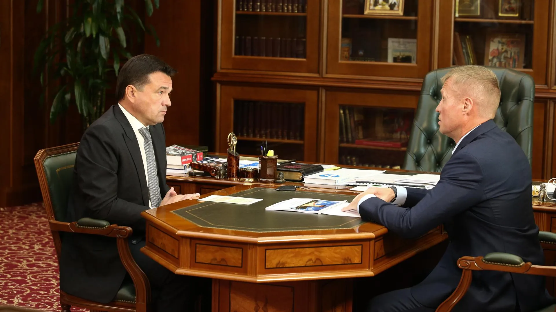Воробьев потребовал от главы Зарайска решить проблему бесхозных дорог и долгов за ресурсы