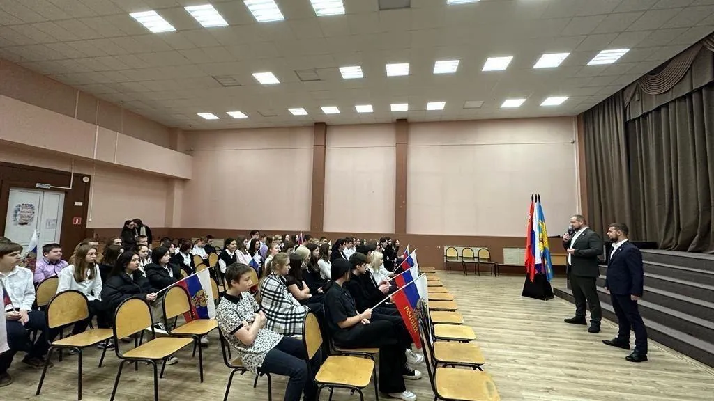 Депутаты Люберец провели лекцию для школьников по основам Конституции РФ