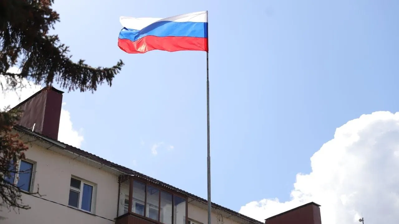 Подмосковье украшают триколором к Дню Государственного флага