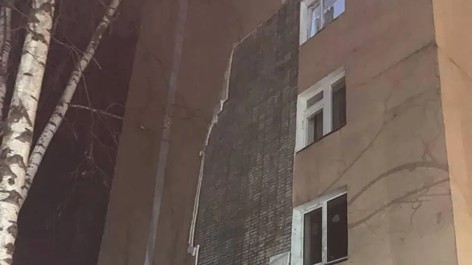 Разрушенный фасад дома в Люберцах утеплят 29 марта