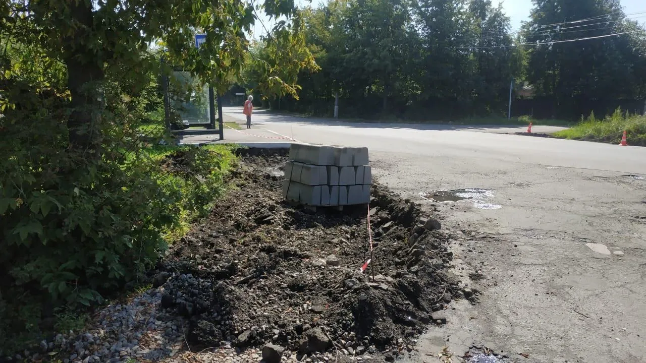 Рабочие приступили к обустройству тротуара на улице Суворова в Подольске