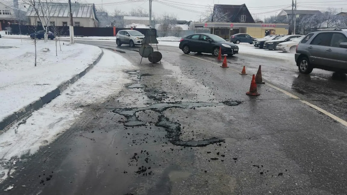 Ямы заделали на улице Чехова в Подольске по просьбе жительницы