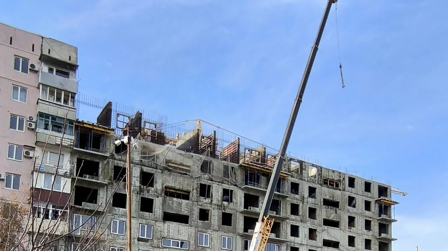 Подмосковные специалисты продолжают восстанавливать дом на ул Киевской в Мариуполе