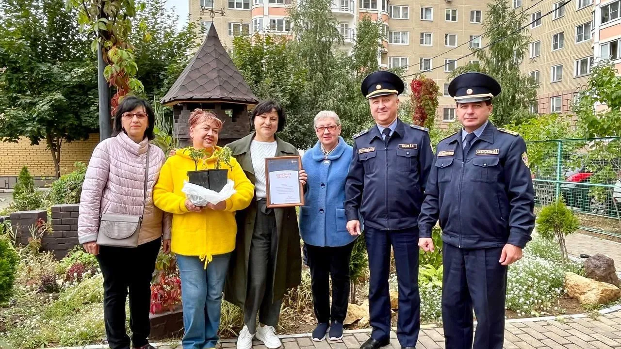 Глава Подольска поздравил жительниц округа с почетными грамотами конкурса «Зеленый двор»