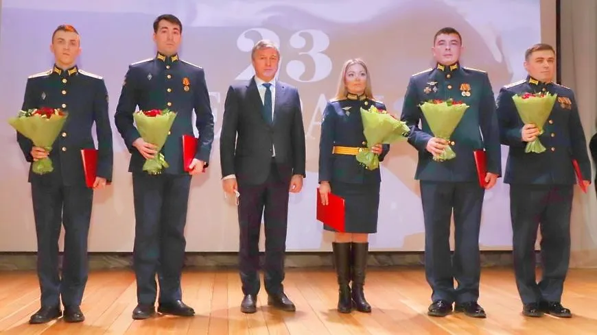 Военнослужащих Мытищ поздравили с Днем защитника Отечества на концерте