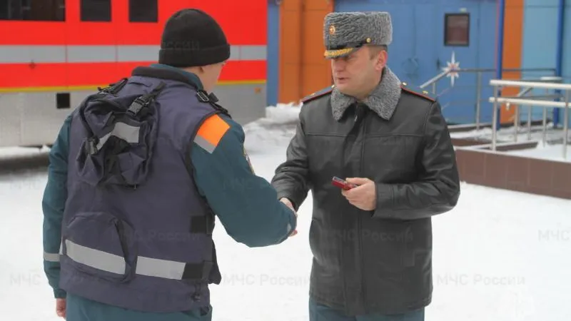 Алексей Павлов посетил Реутовский пожарно-спасательный гарнизон и вручил награды сотрудникам