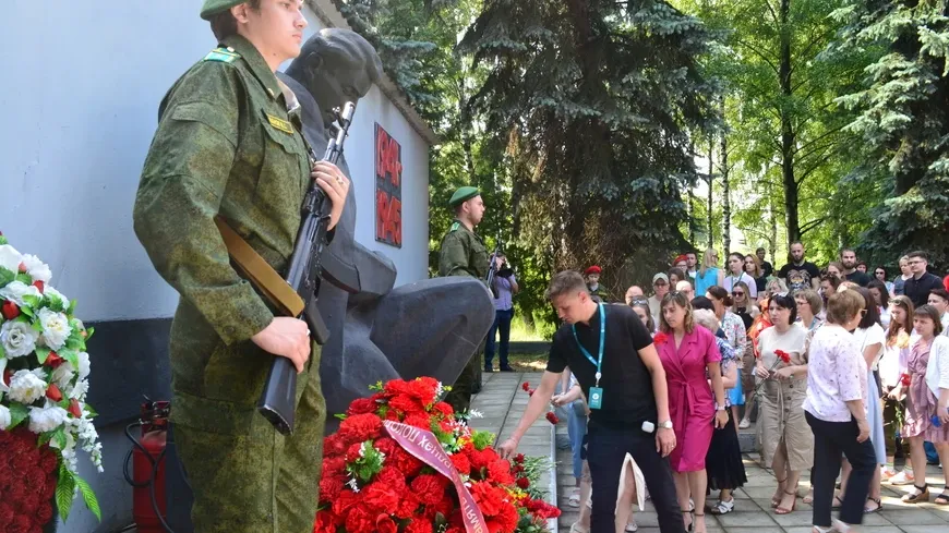 Цветами почтили память героев народного ополчения в Щелкове