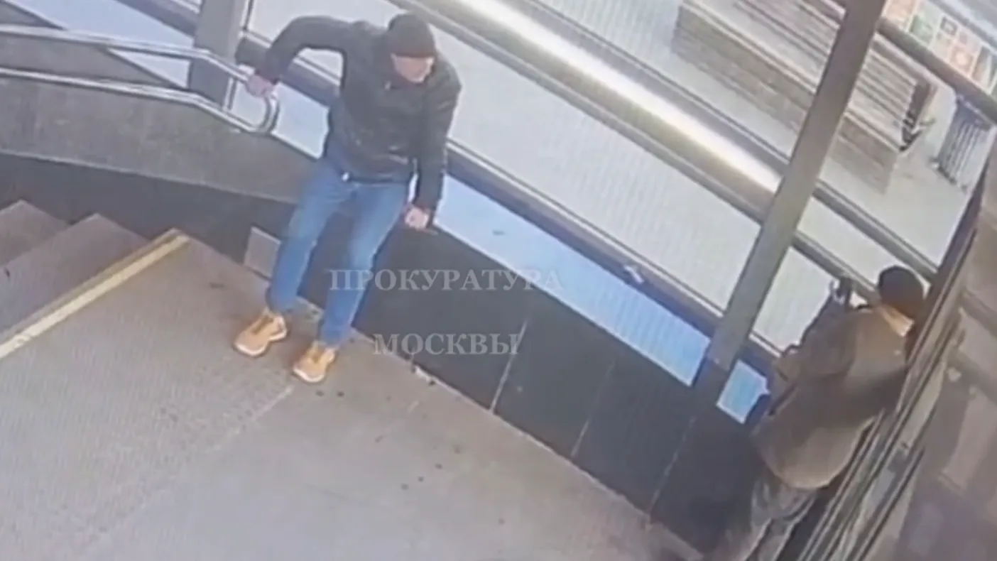 39-летний мужчина выхватил телефон в метро у москвича и скрылся