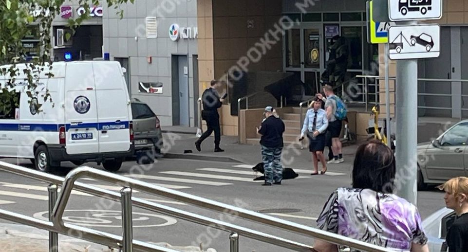 Сотрудники полиции оцепили фитнес-клуб на юго-западе Москвы