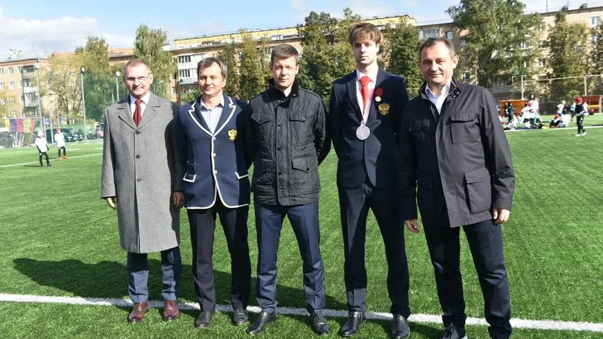 Призера Паралимпийских игр в Токио Артема Исаева чествовали на стадионе в Балашихе