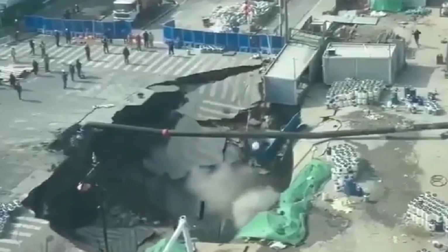 Огромная воронка: дорога провалилась в Шанхае на месте строительства метро