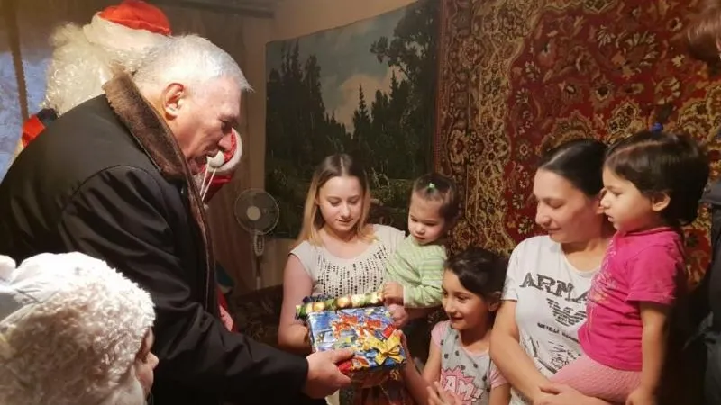 Полицейские Балашихи посетили детей из малоимущих семей и вручили им сладкие подарки