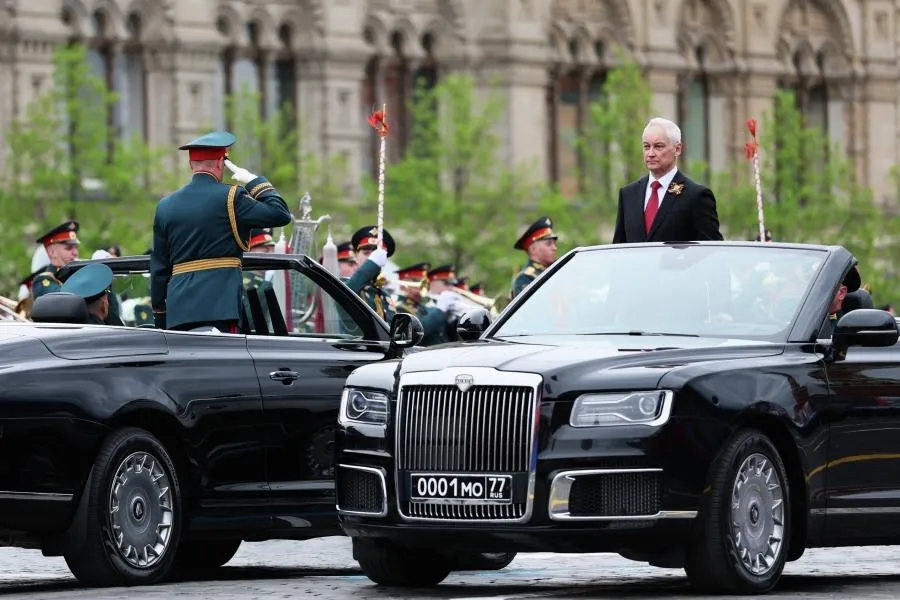 Министр обороны РФ Андрей Белоусов (справа) и командующий парадом, генерал-полковник Андрей Мордвичев на военном параде в Москве в честь 81-й годовщины Победы в Великой Отечественной войне.
