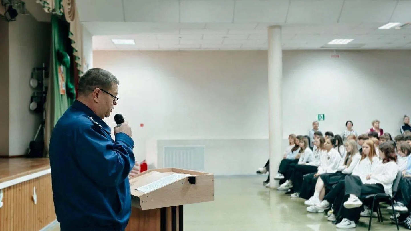 Прокурор Серебрянных Прудов рассказал школьникам о кибермошенничестве и диверсионных преступлениях