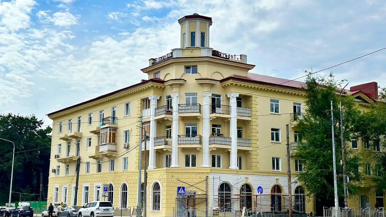 Строители из Подмосковья продолжают восстанавливать фасады в Мариуполе