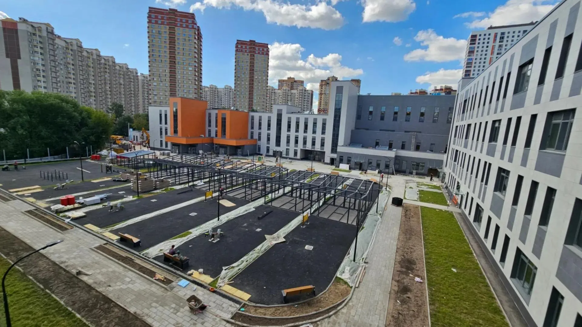В Котельниках достроят комплекс со школой и детсадом в августе 2026 года