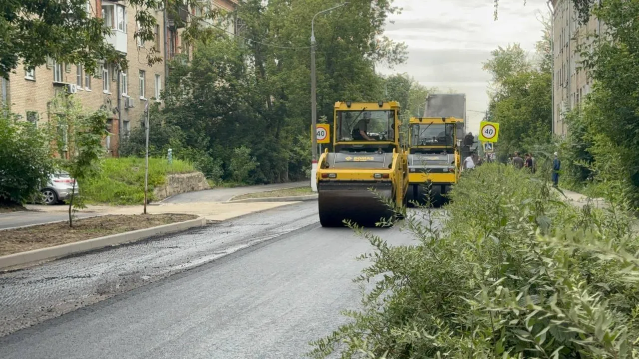 В Жуковском на улице Ломоносова укладывают новое асфальтовое покрытие