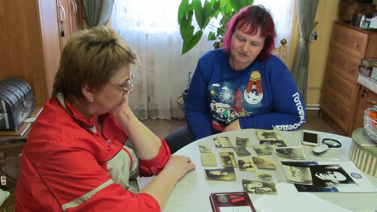 Волонтер Подольска вручила медаль «Шагнувши в бессмертие» внучке мичмана Ивана Тютюнова