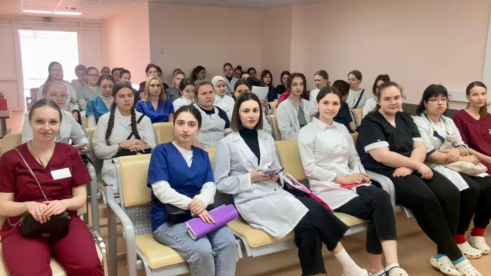 Будущим медикам рассказали о программе наставничества и преимуществах работы в больнице Пушкина