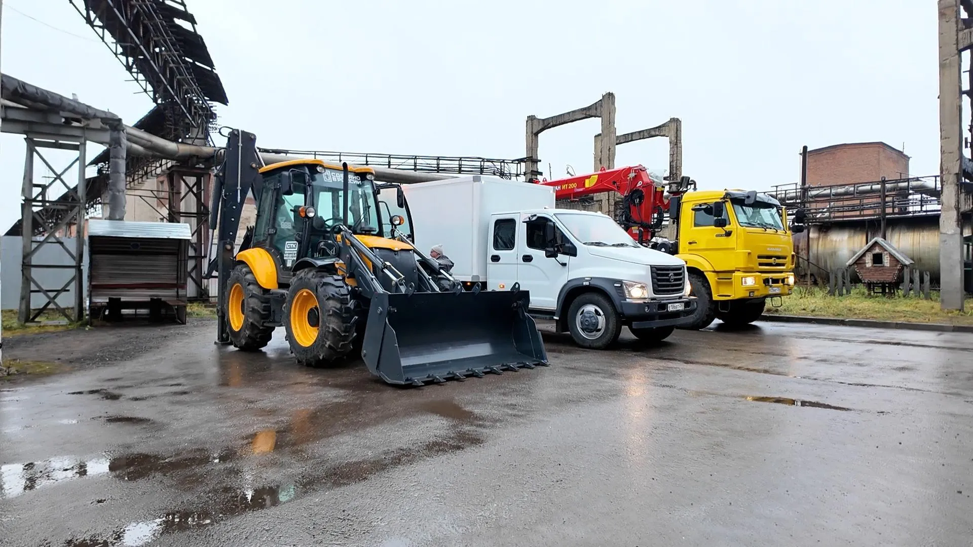 Клинские тепловые сети получили новую спецтехнику по областной программе