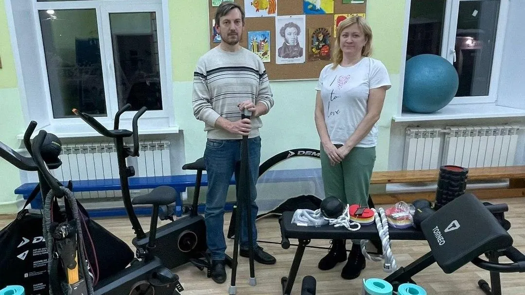 В Дубне депутат передал новое спортивное оборудование в школу для детей с ОВЗ