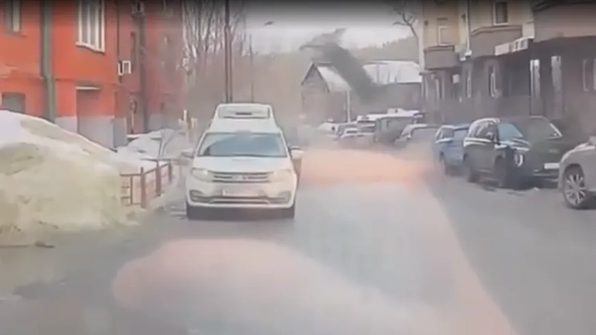 Водитель чудом выжил при обрушении крыши дома в Казани