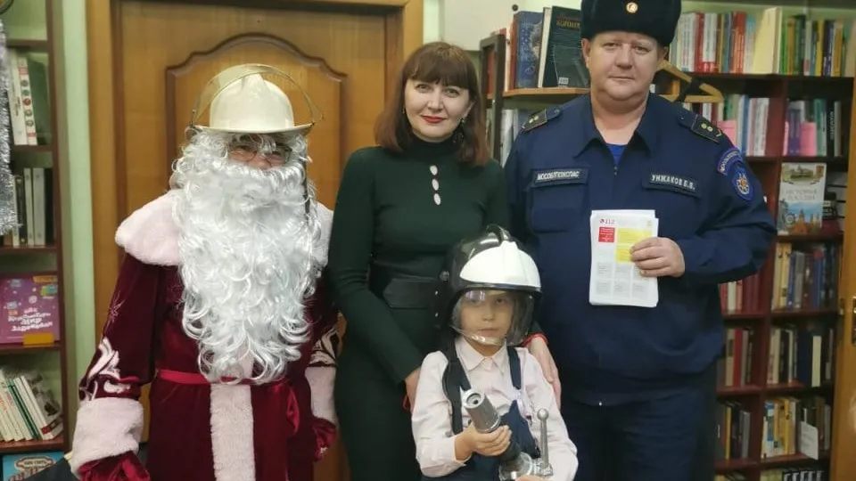 Пожарный Дед Мороз рассказал школьникам Балашихи о правилах поведения во время возгорания