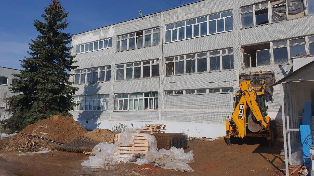 Рабочие завершают демонтажные работы в школе № 1 в Орехово‑Зуеве