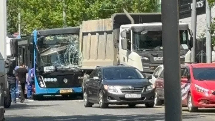 Водителя зажало: пассажирский автобус врезался в грузовик в Царицыне