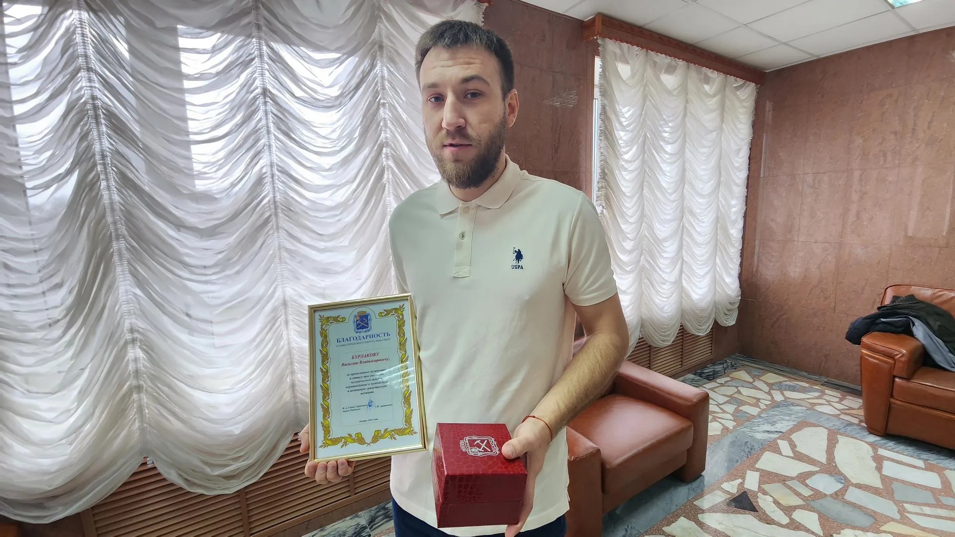 В Подольске наградили оказавшего первую помощь пострадавшей при обрушении моста