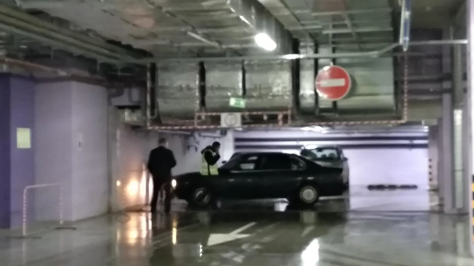 Автомобилист врезался в стену парковки одного из ТЦ Люберец