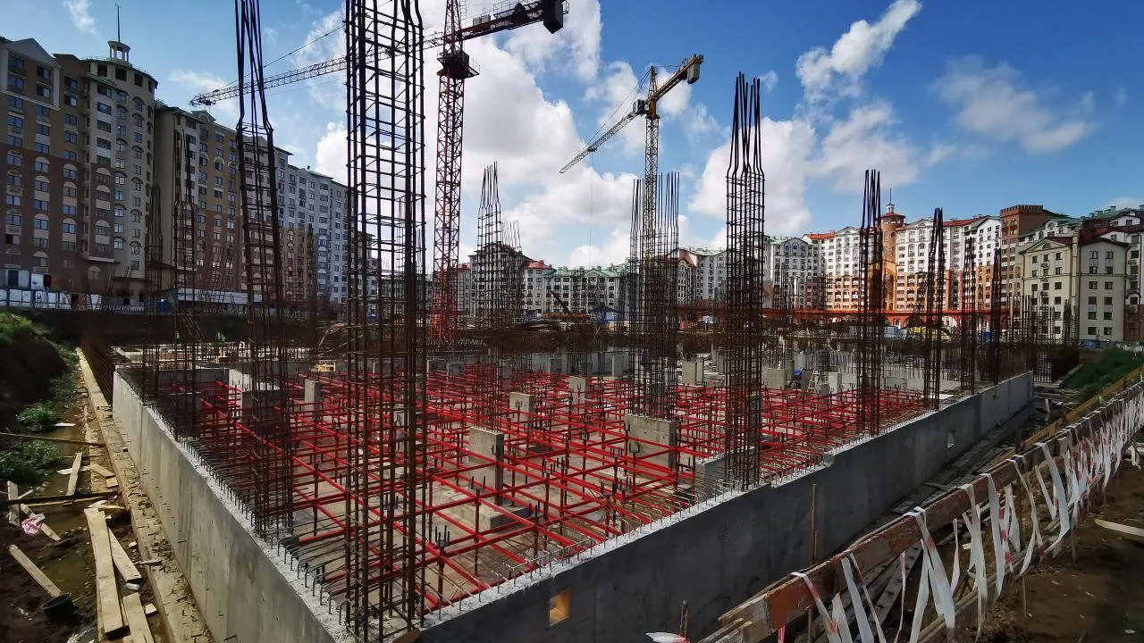 В поселке Развилка Ленинского округа ведется строительство школы на 1350 учеников