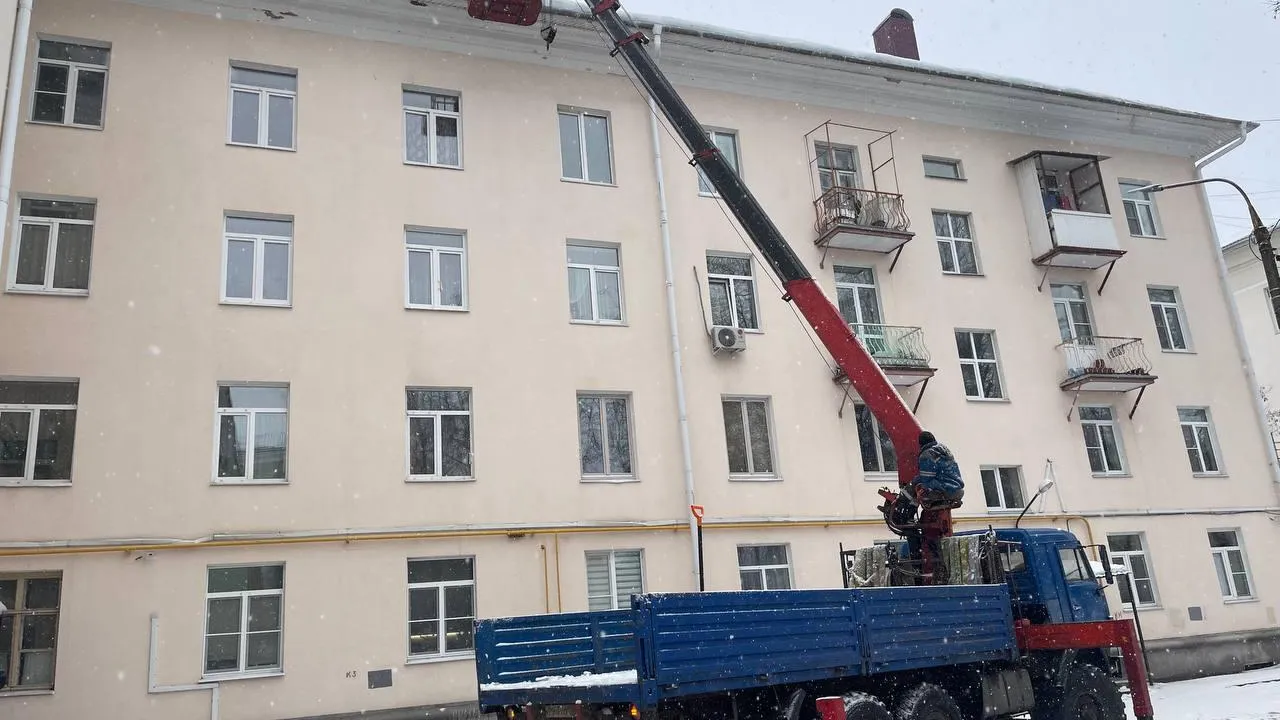 В Клину очистили кровли 50 домов и соцобъектов от наледи