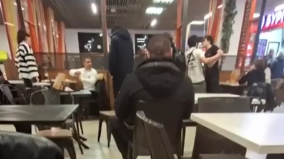 «Я твою маму е***»: мигранты матерились и оскорбляли девушек в подмосковном ТЦ
