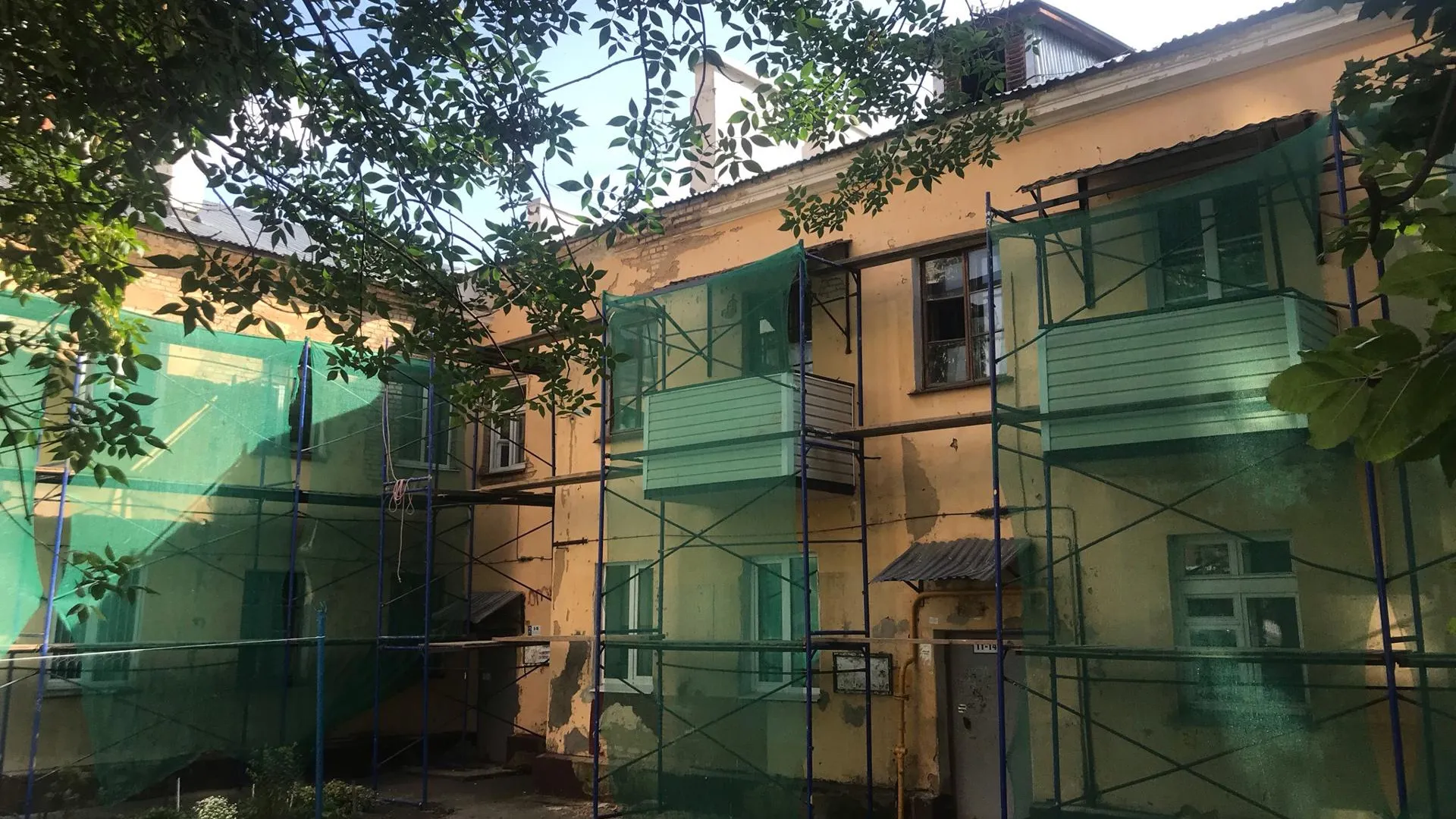 Рабочие приступили к ремонту фасада многоквартирного дома в микрорайоне Климовск Подольска