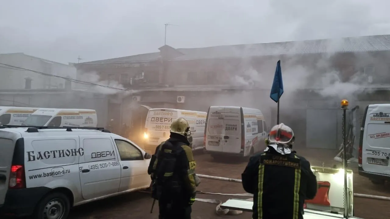 Пожар произошел в нежилом строении в Балашихе