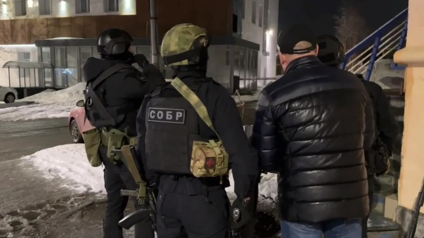 Операция по задержанию вооруженного мужчины в Мурманске завершена