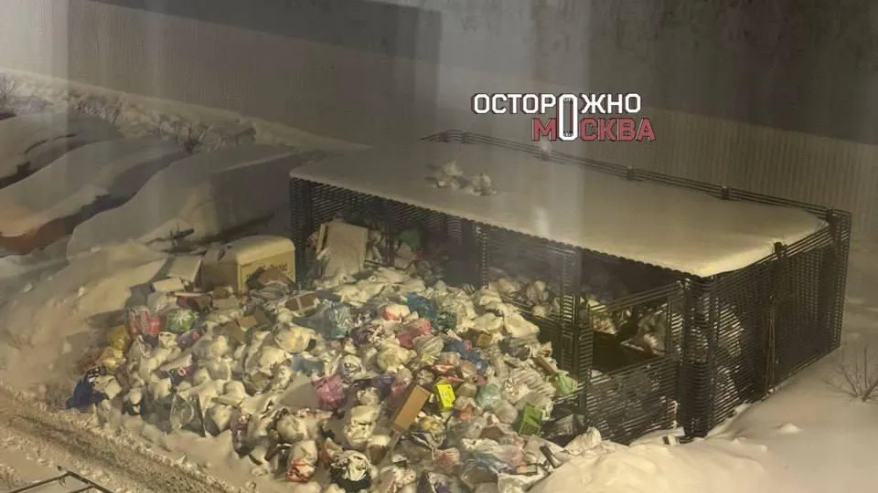 Ситуация критическая: москвичи жалуются на горы мусора под снегом возле домов
