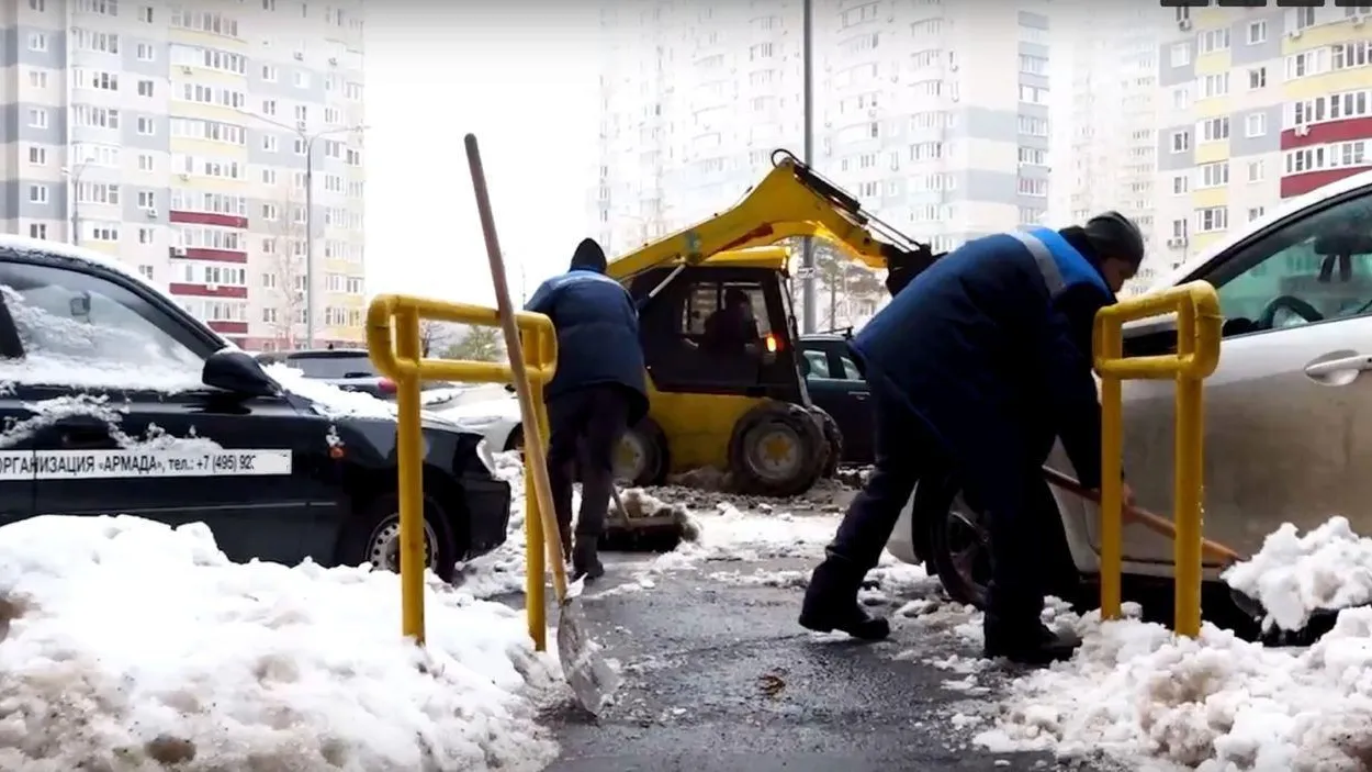 Коммунальщики Балашихи продолжают расчищать дороги округа от снега и наледи