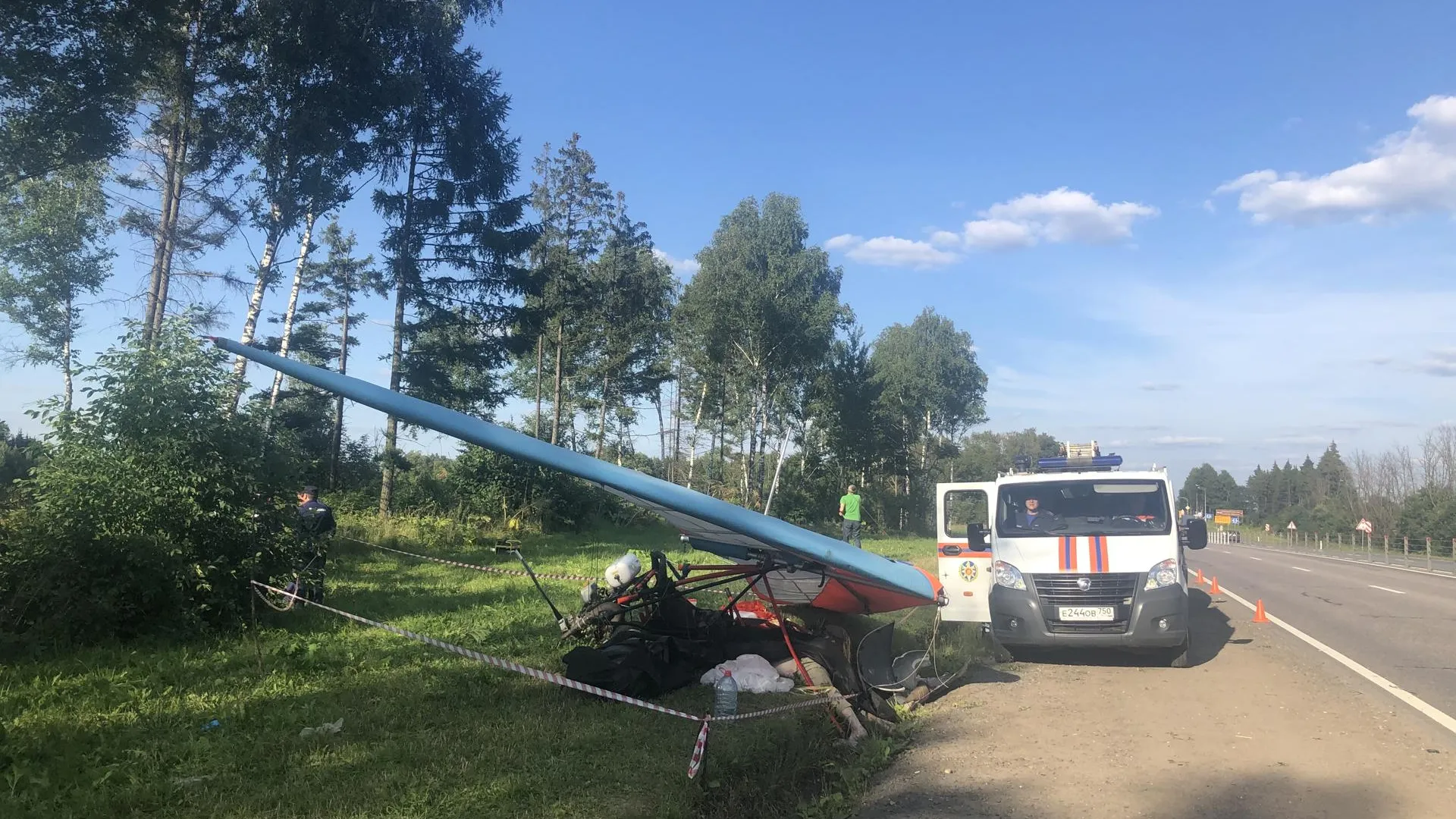 Число спасателей, работающих на месте падения мотодельтаплана в Подмосковье, выросло до 24